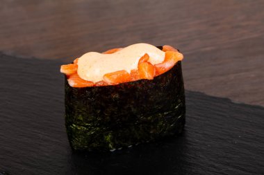 Lezzetli kırmızı balık suşi sos ile