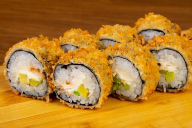 Lezzetli kızarmış tempura yılan balığı ile rulo