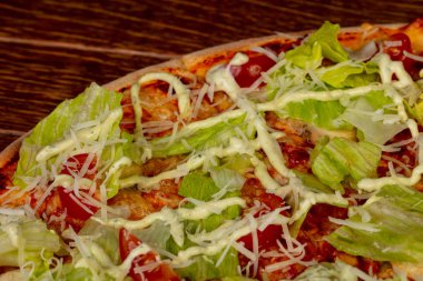 Pizza Sezar salata buzdağı ile