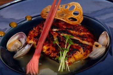 Kızarmış morina balığı tarak ve sos ile