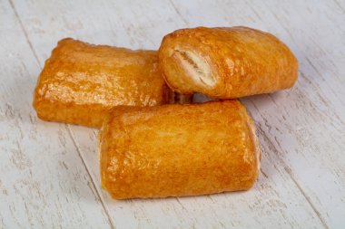 Reçel dolum ile lezzetli puf böreği strudel