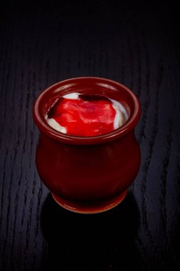 Delicious çilekli dondurma saksı 