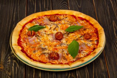 Pastırma ve et topu ile pizza