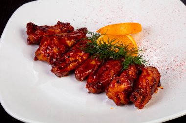 Lezzetli çukurunu Barbekü soslu kanat.