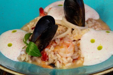 Risotto ile krema ile deniz ürünleri