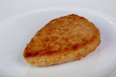 Kavrulmuş balık tabak içinde pirzola