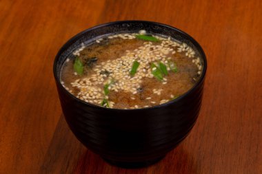 Sesam tohumları ile Japon Miso çorbası