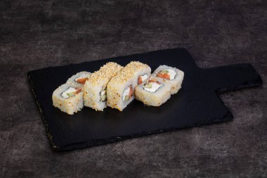 Ton balığı ile Japon geleneksel rulo 