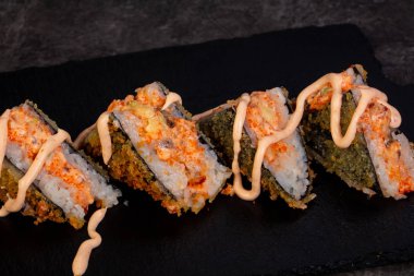 Japonca rulo ile pirinç pişmiş