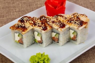 Yılan balığı ile rulo ve somon sos