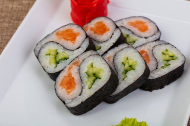 Japon soğuk geleneksel somon roll