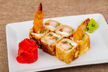 Karides ile Japon geleneksel rulo