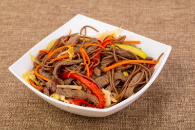 Soba noodle ile sığır eti, vegeetables ve baharatlar