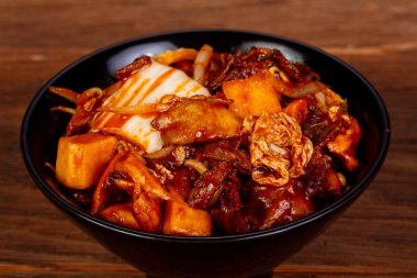 Kimchi sığır eti ve sos ile