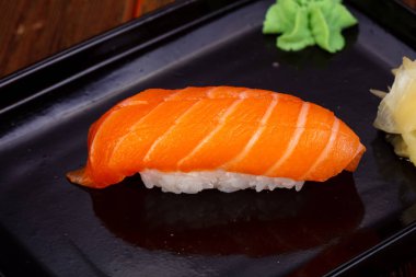 Geleneksel Japon Suşi somon ile