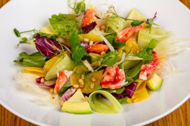 Doğal yengeç ve avokado salatası