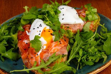 Bruschetta somon, rucola ve yumurta ile