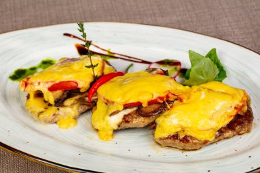 Peynir ve mantarlı tavuk göğsü