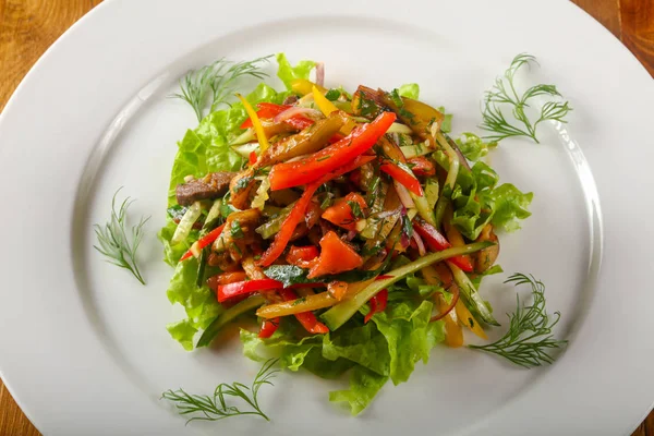 Salada Carne Quente Prato Branco — Fotografia de Stock