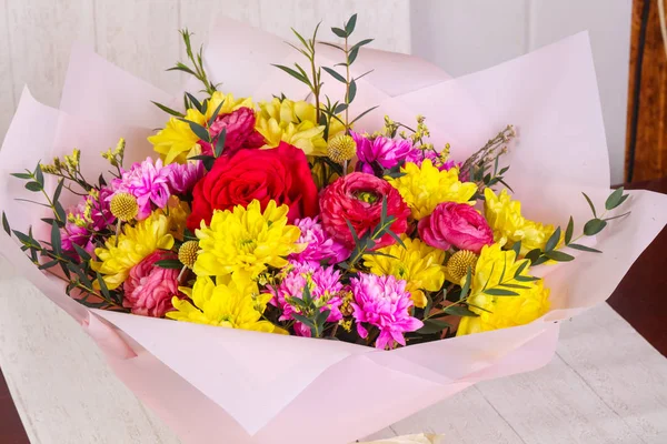 Çeşitli Çiçek Ile Romantik Buket — Stok fotoğraf
