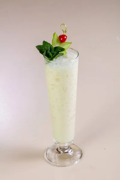 Pina Colada Hindistan Cevizi Kokteyl Nane Ile — Stok fotoğraf