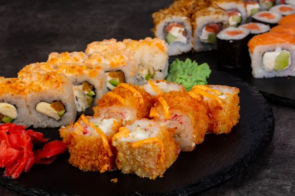 Japon Suşi ile çeşitli madde ayarla