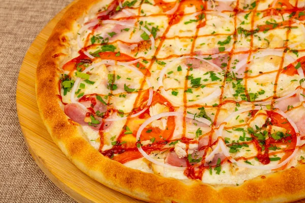 Jambon, peynir ve tavuk pizza