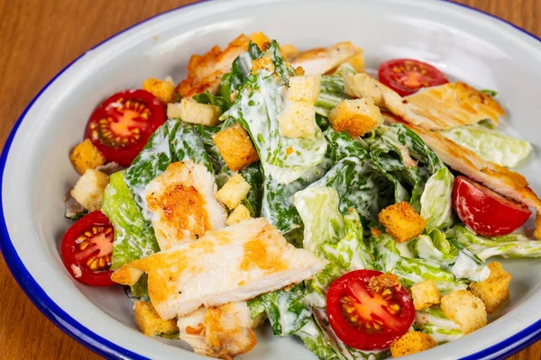 Caesar Salade Met Kip Parmezaanse Kaas — Stockfoto