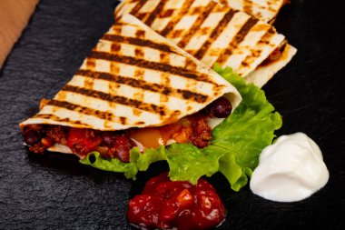 Et ve sebze ile Mexican quesadilla