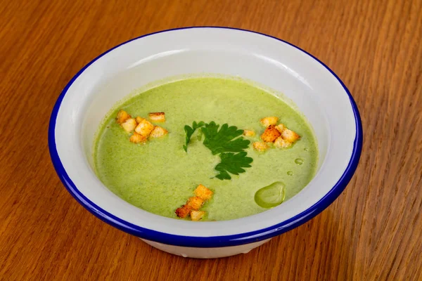ブロッコリーのクリーム スープ クルトン添え — ストック写真