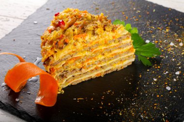 Siyah arka plan üzerinde karaciğer pan-cake