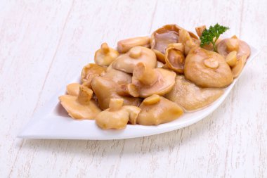 Baharat ile kase salamura mantar