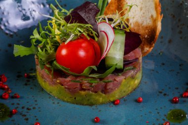 Tartar somon ve avokado sebze devam eder.