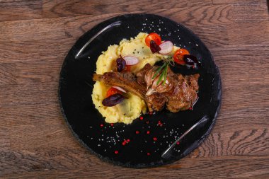 Hizmet patates püresi sebzeli kuzu