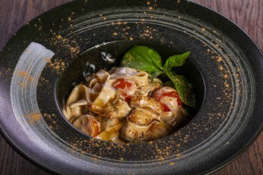 Lezzletli makarna mantar hizmet fesleğen ile