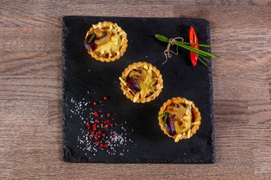 Fırında mantar ve peynir ile kanepe