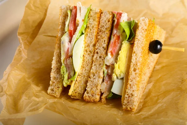 Club sandviç et, peynir ve sebze ile