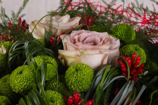 Frische Rosen Strauß Mit Anderen Blumen — Stockfoto