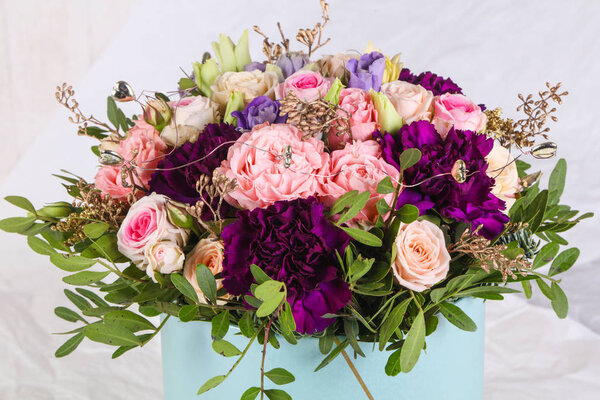 Frische Rosen Strauß Mit Anderen Blumen — Stockfoto
