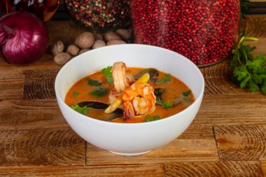 Otlar ile lezzetli Tom Yum çorbası