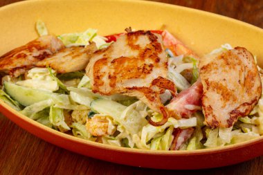 Lezzetli Sezar Salata tavuk ve domates ile