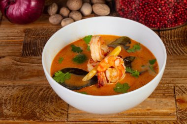 Otlar ile lezzetli Tom Yum çorbası