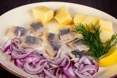 Soğan ve patates ile ringa balığı