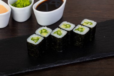 İştah açıcı suşi salatalık, wasabi ve sos ile