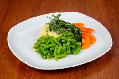 İştah açıcı buğulanmış havuç, brokoli ve pırasa