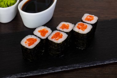 Kırmızı çiğ balık ve wasabi ile iştah açıcı suşi