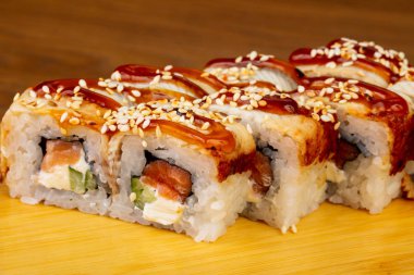 Susam ve peynir ile lezzetli yılan balığı rulo