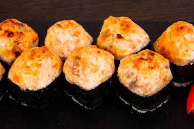 Kızarmış peynir ile lezzetli suşi roll