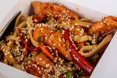 Udon tavuk ve teriyaki sos ile