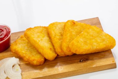 Patates pirzola soğan ve sos ile